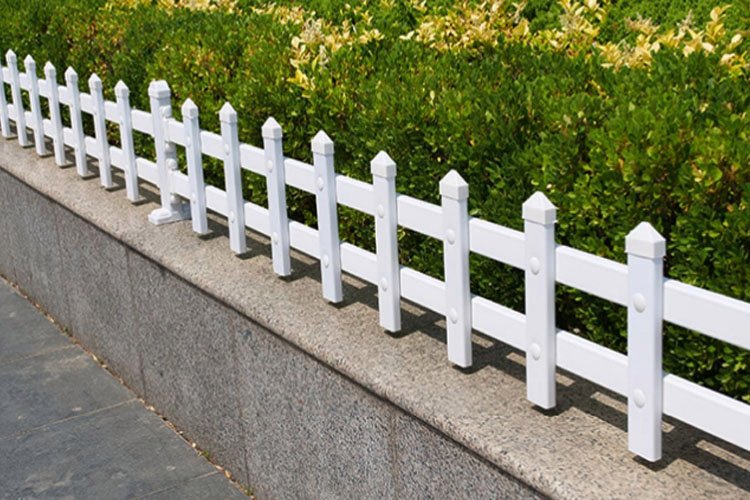 綠色圍界之美 聚通緣PVC草坪護欄重塑園林新生態